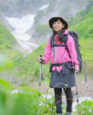 ハイキングをする女性の写真