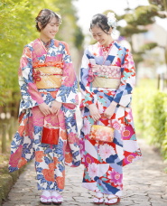 Photos of young Japanese women in kimonos 