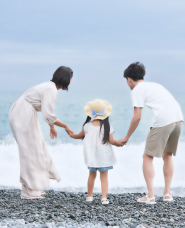 海で遊ぶ家族の写真