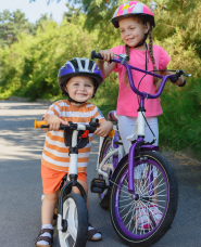 自転車に乗る子供の写真