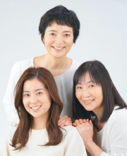 多世代日本人女性の写真