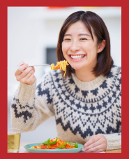 食事する女性の写真